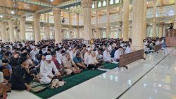 Danlanal Simeulue Laksanakan Sholat Idul Fitri Bersama Forkopimda di Masjid Tengku Khalilullah