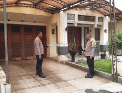 Antisipasi Kejahatan, Bhabinkamtibmas Ciputat Timur Patroli ke Rumah Kosong yang Ditinggal Mudik